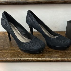 BRAND NEW Tahari platform pumps